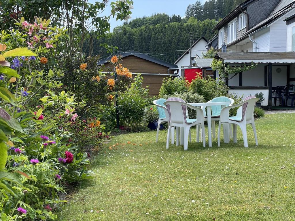 - une table et des chaises dans la cour d'une maison dans l'établissement Riedel Fronz, à Lennestadt