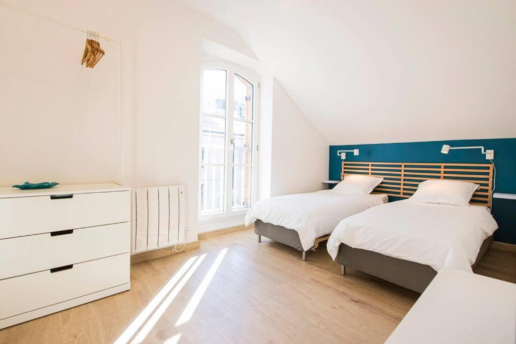 - une chambre avec 2 lits et une commode dans l'établissement La Madeleine Maison *T3*, à Orléans