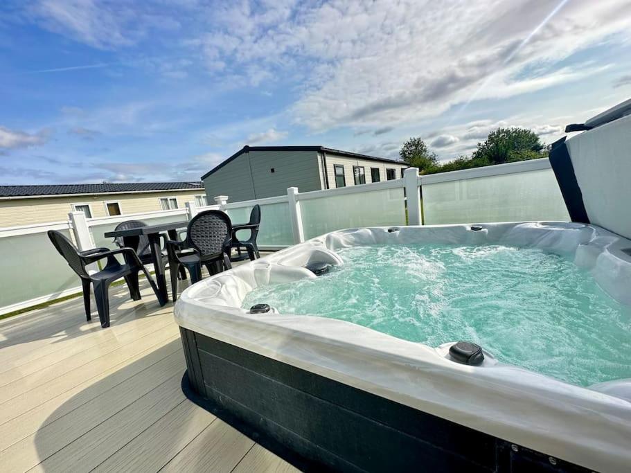 una vasca idromassaggio situata in cima a un balcone di Spring View Hot tub Lodge a South Cerney