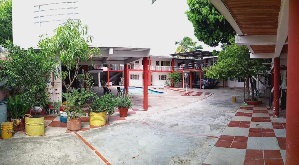 um pátio vazio com vasos de plantas em frente a um edifício em Villa del sol em San Rafael