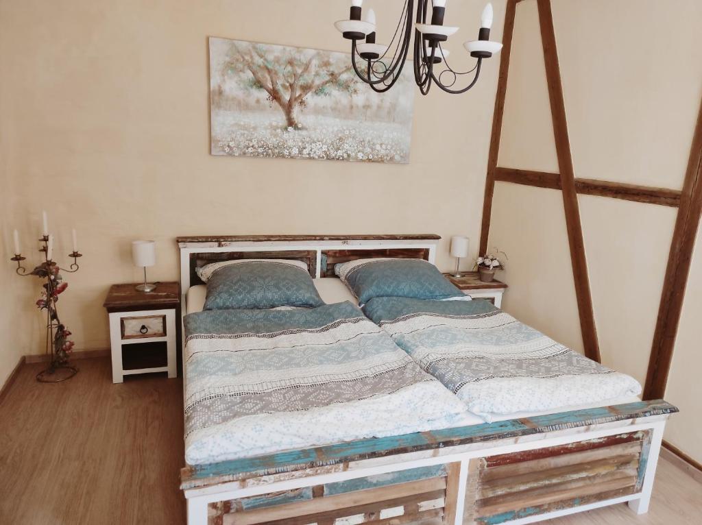Tempat tidur dalam kamar di Vintage-Design Ferienwohnung Florentine