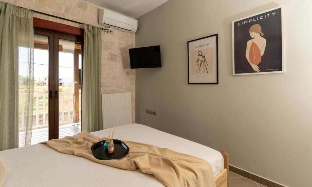 Postel nebo postele na pokoji v ubytování Idothea Stone Villa