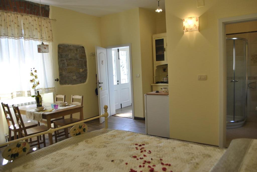 Kuchyň nebo kuchyňský kout v ubytování Apartment Pod Kostanji