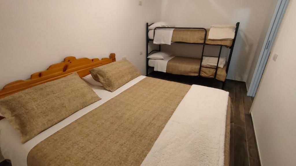a bedroom with two beds and towels at APPARTAMENTO BELLAVISTA in Caspoggio