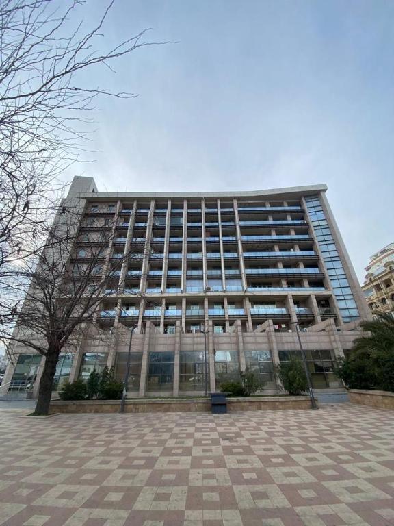 un grand bâtiment avec beaucoup de fenêtres dans l'établissement Central apartment by Baku housing, à Baku