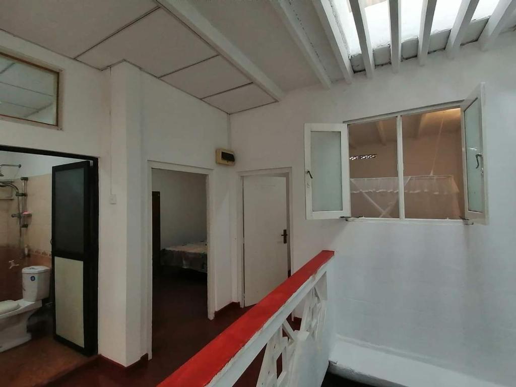 ゴールにあるApartment No17のトイレと窓付きのバスルームのある部屋