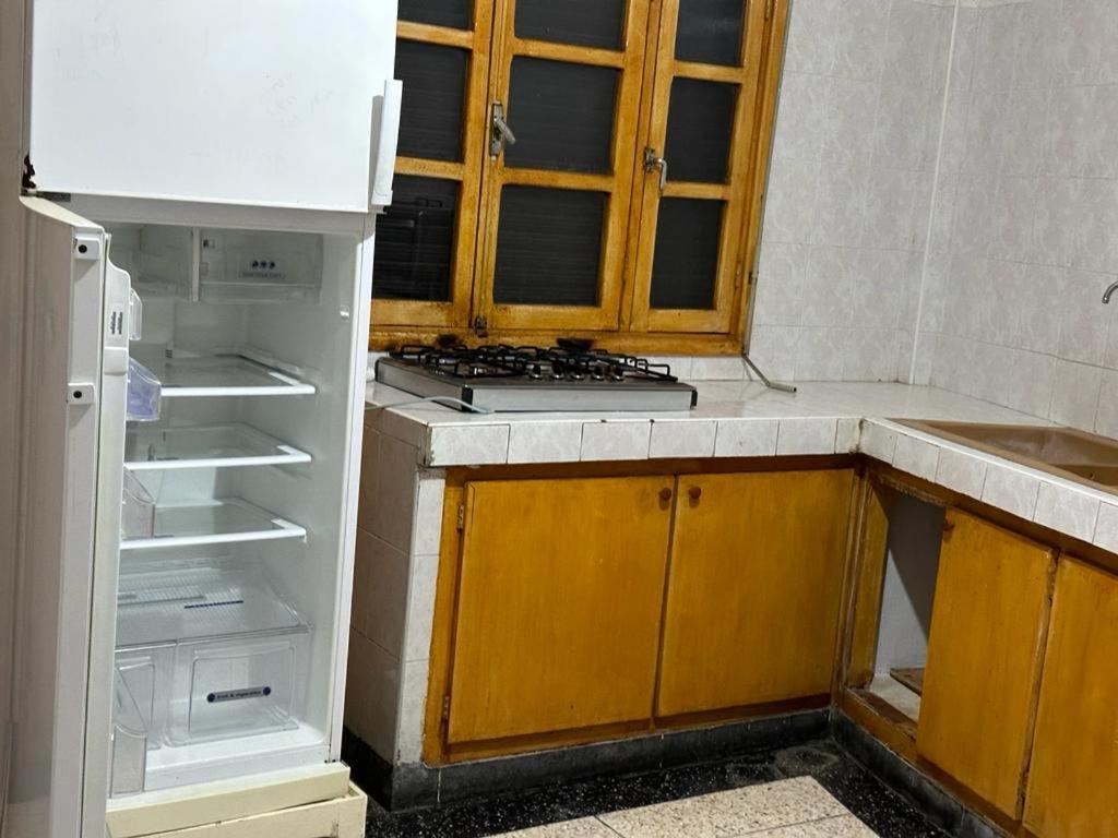 La cuisine est équipée d'un réfrigérateur ouvert et d'un évier. dans l'établissement riad oujda, à Oujda