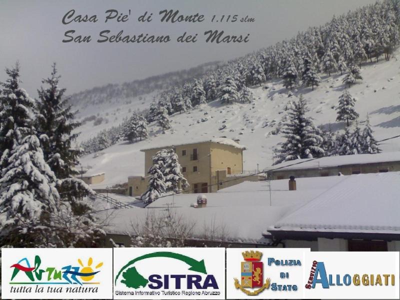 une photo d'une montagne enneigée avec une station de ski dans l'établissement Casa Pie' di Monte, à Bisegna