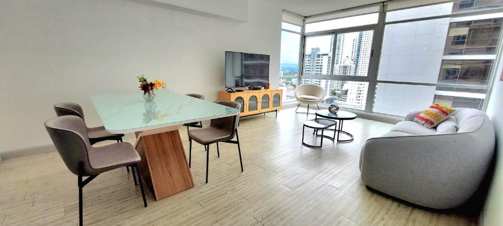 a living room with a table and a couch at Fascinating Apartment City Center - PH Quartier Atlapa in Panama City