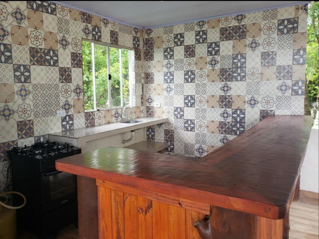 een keuken met een houten aanrecht in een kamer bij Pousada Ilha das Peças LG in Fortaleza