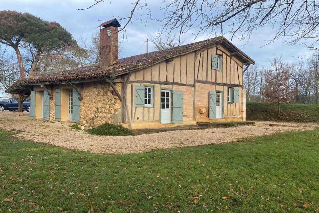 Cette petite maison en pierre est dotée d'une cheminée. dans l'établissement Charme et confort à la campagne !, à Mauvezin-dʼArmagnac