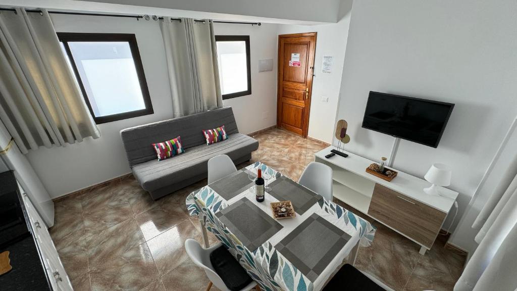 Televízia a/alebo spoločenská miestnosť v ubytovaní Vivienda Vacacional Tienda Loly
