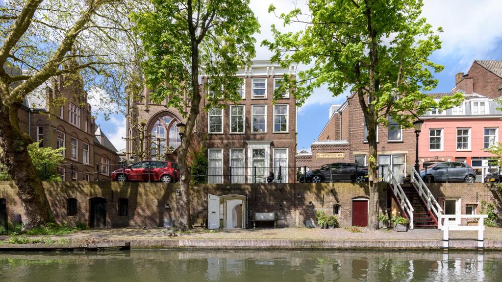 a row of buildings next to a body of water at Boutique Hotel Museumkwartier in Utrecht