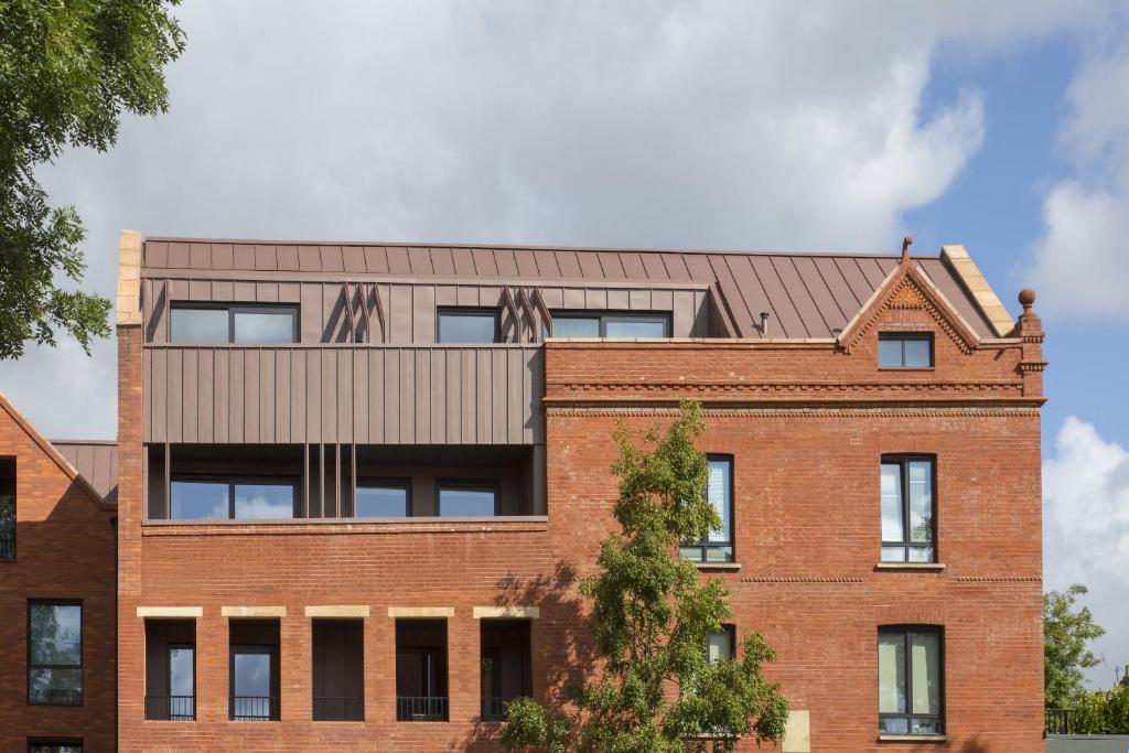 un’immagine di un edificio in mattoni di Richardson Deluxe Apartments a Londra