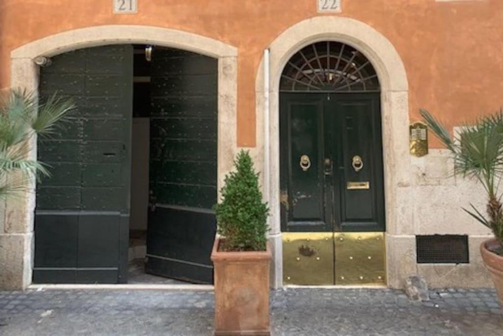deux portes noires avec une plante dans un pot devant dans l'établissement Farnese Muse, à Rome