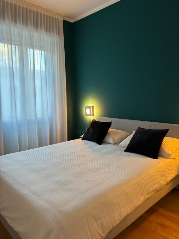 een slaapkamer met een groot wit bed en een raam bij La casa di Albert - luxury living in Milaan