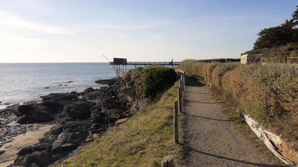 a path on a cliff next to the ocean at Les Voiles du Clipper T2 in Préfailles