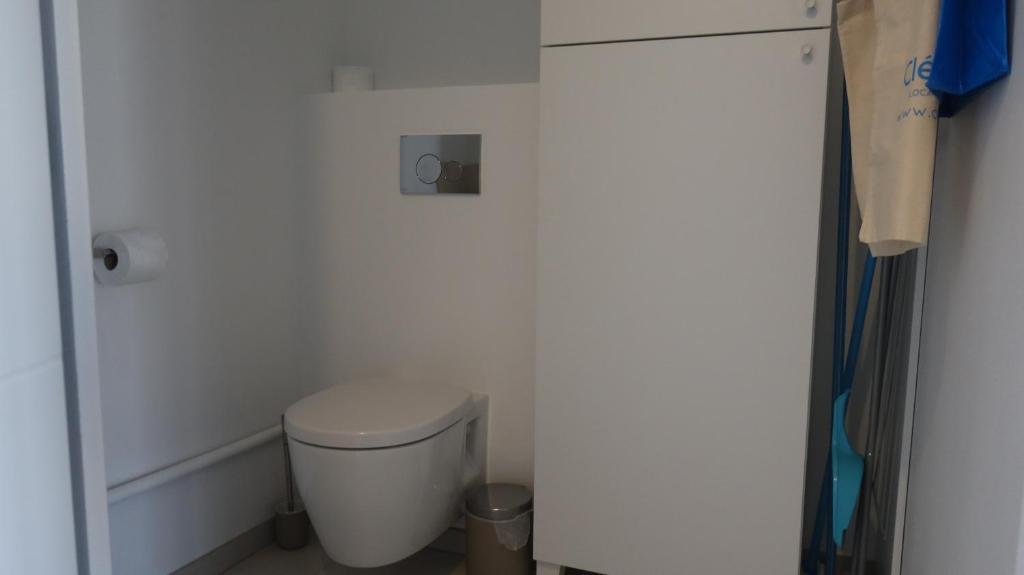 a small bathroom with a toilet in a room at Les Voiles du Clipper T2 in Préfailles