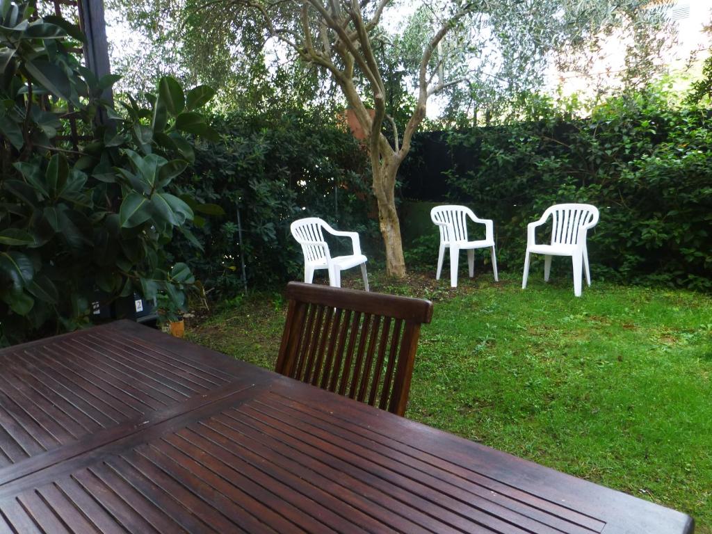 Ogród w obiekcie Casa Vacanza Appartamenti Al Mare