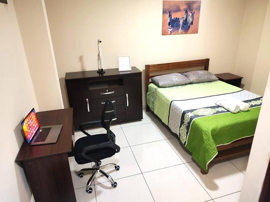 - une chambre avec un lit et un bureau avec un ordinateur portable dans l'établissement Nuevo Estudio Céntrico I, à Santa Cruz de la Sierra