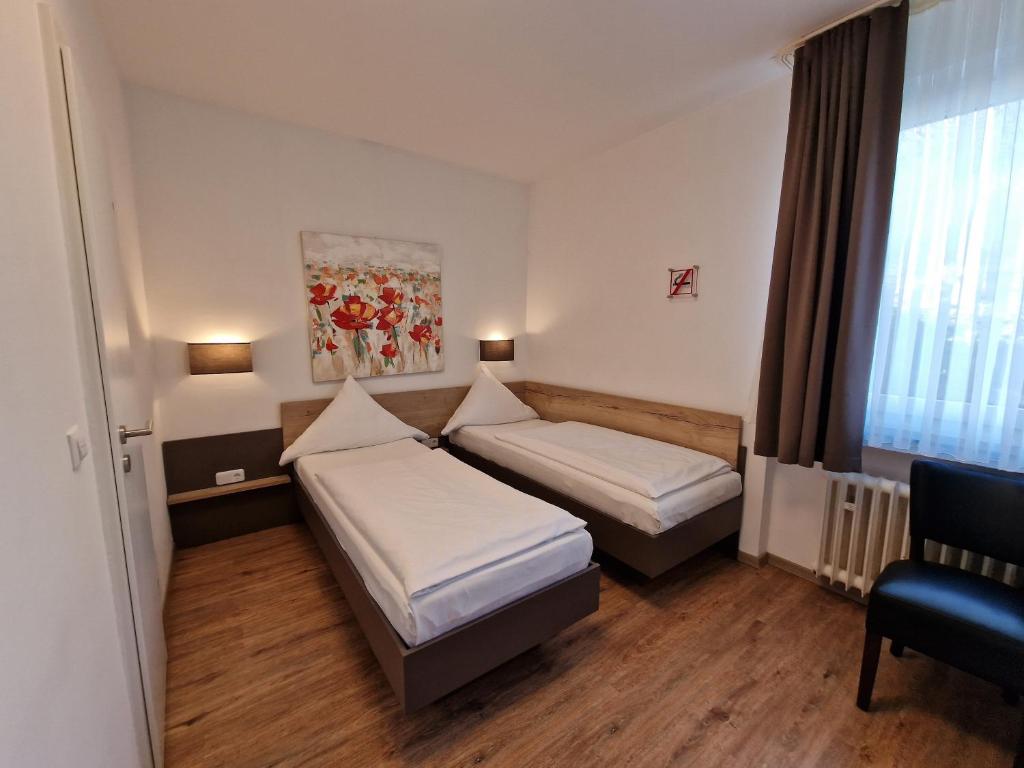 Ein Bett oder Betten in einem Zimmer der Unterkunft Center Hotel Essen