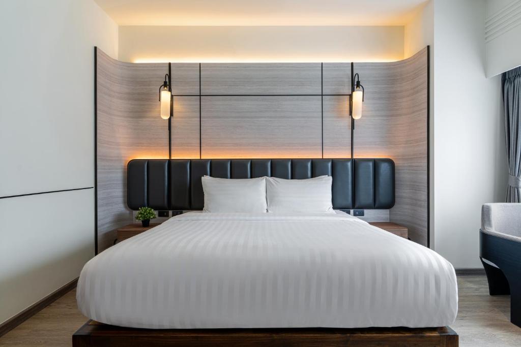 Postel nebo postele na pokoji v ubytování Panmanee Hotel-Newly Renovated