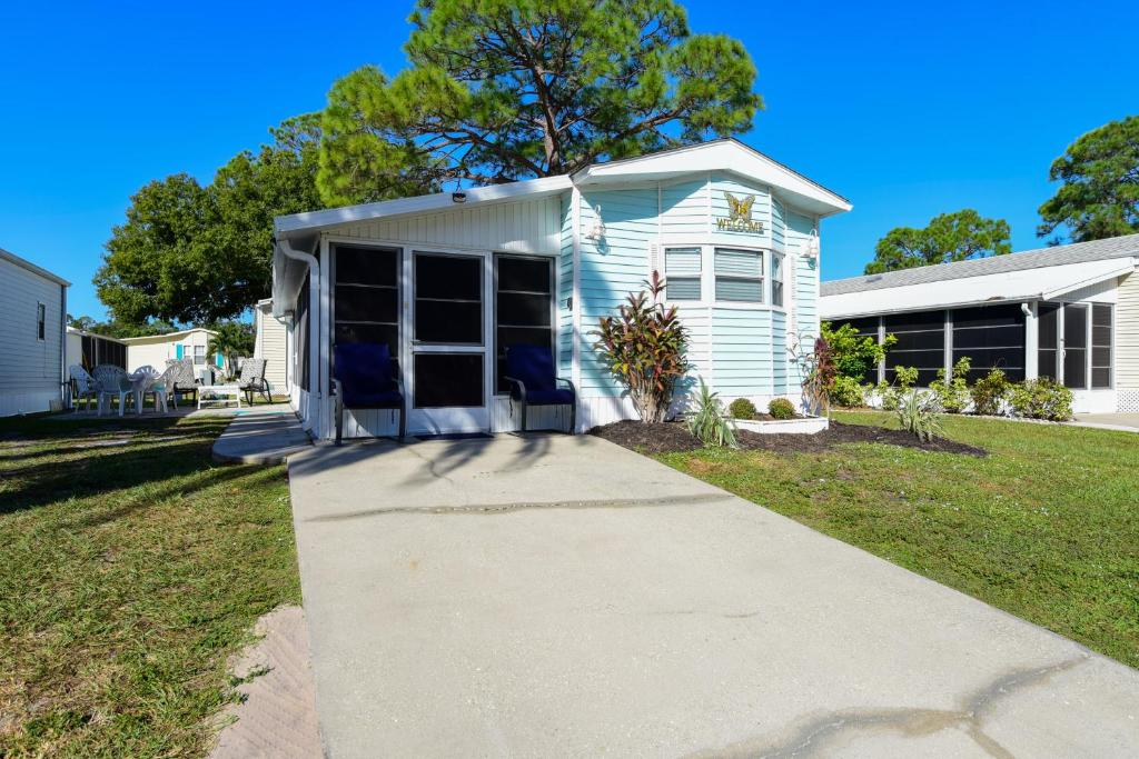 薩拉索塔的住宿－Sunlit Sarasota Cottage with Screened Porch!，前面有车道的白色房子