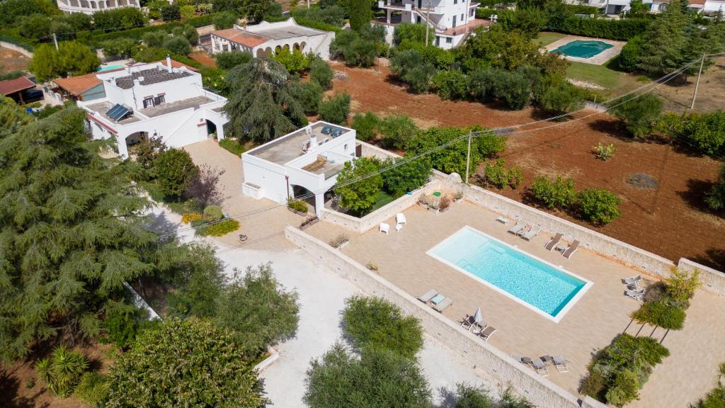 una vista aérea de una villa con piscina en Luoghi di Puglia, en Ostuni