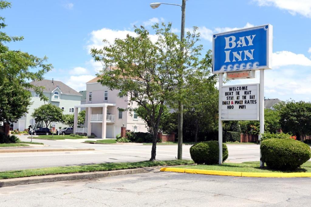 North Camellia Acres的住宿－Bay Inn Hotel，街道上一个海湾售货代理的标志