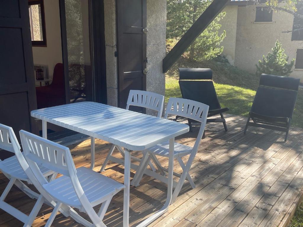 Patio alebo iná vonkajšia časť ubytovania Serre Chevalier Studio 30 m2 coin montagne à 8 Minutes des Pistes
