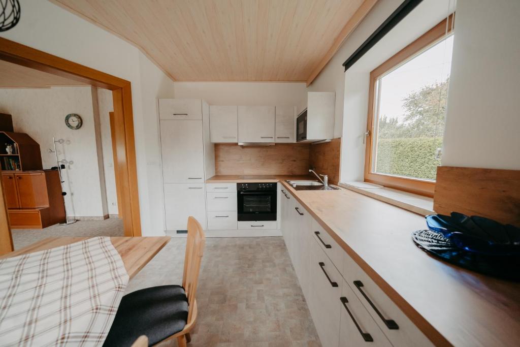 Kuchyňa alebo kuchynka v ubytovaní Ferienhäuser Inge und Seeblick