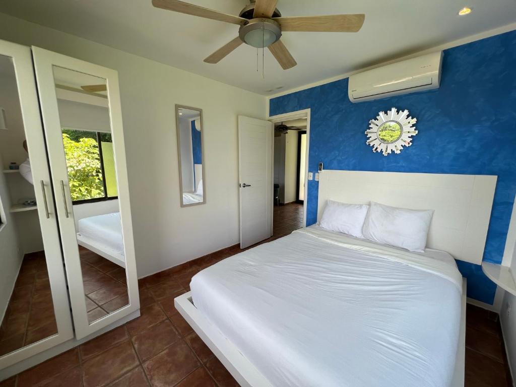 Postel nebo postele na pokoji v ubytování Tropical Gardens Suites and Apartments