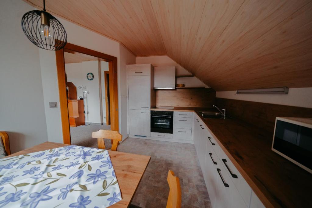 Kuchyňa alebo kuchynka v ubytovaní Ferienhäuser Inge und Seeblick