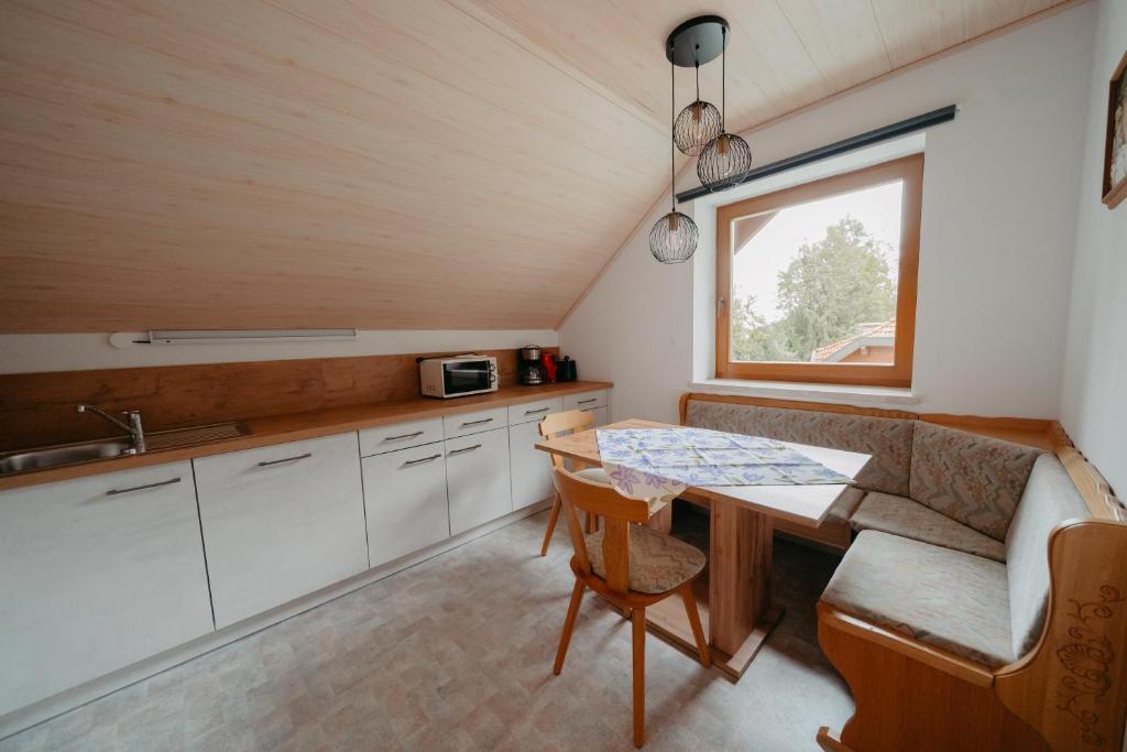 Kuchyňa alebo kuchynka v ubytovaní Ferienhäuser Inge und Seeblick