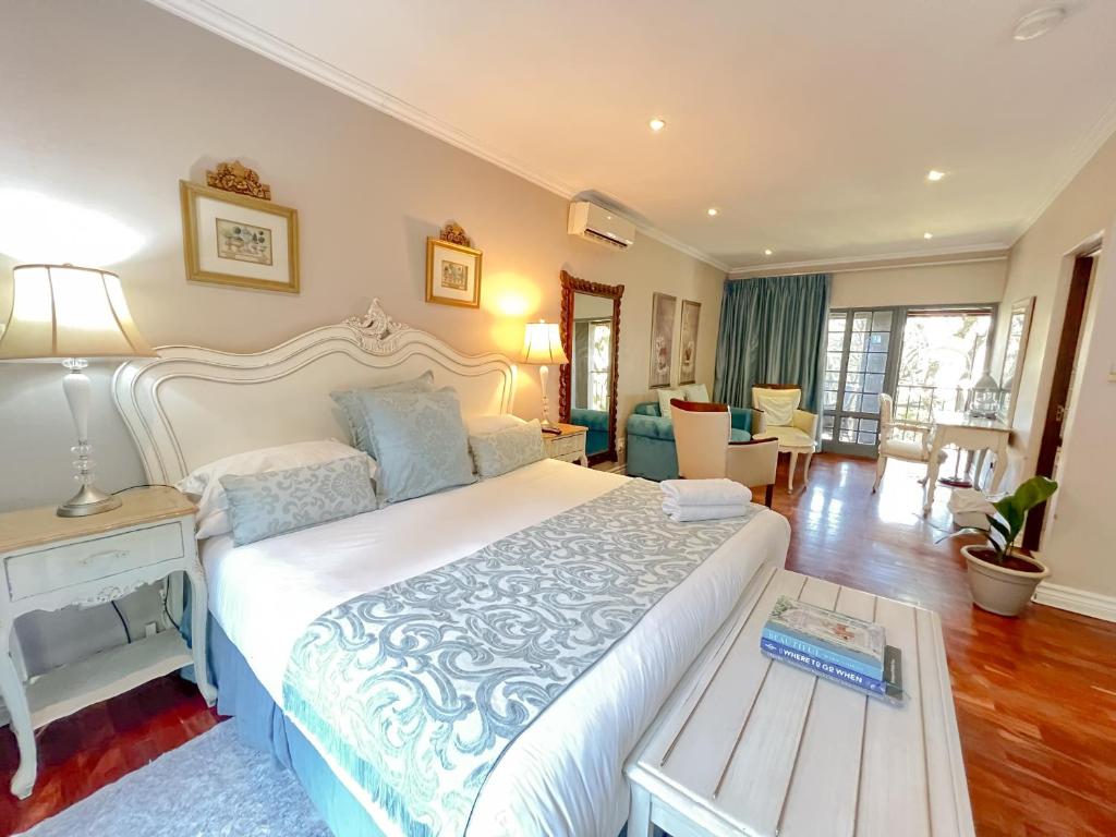 Rúm í herbergi á Amoris Guesthouse In Waterkloof Ridge