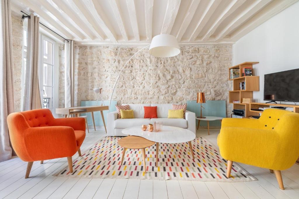 un salon avec deux chaises et un canapé dans l'établissement Santorini, à Paris