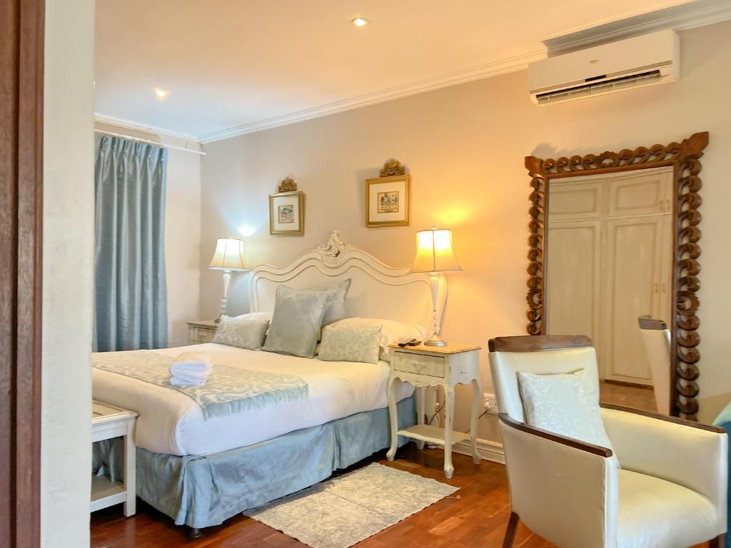 Rúm í herbergi á Amoris Guesthouse In Waterkloof Ridge
