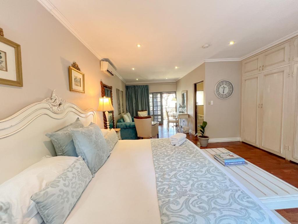 Rúm í herbergi á Amoris Guesthouse In Waterkloof Ridge