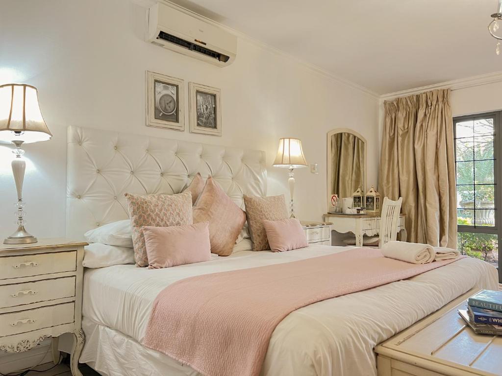 Rúm í herbergi á Amoris Guesthouse In Waterkloof Ridge