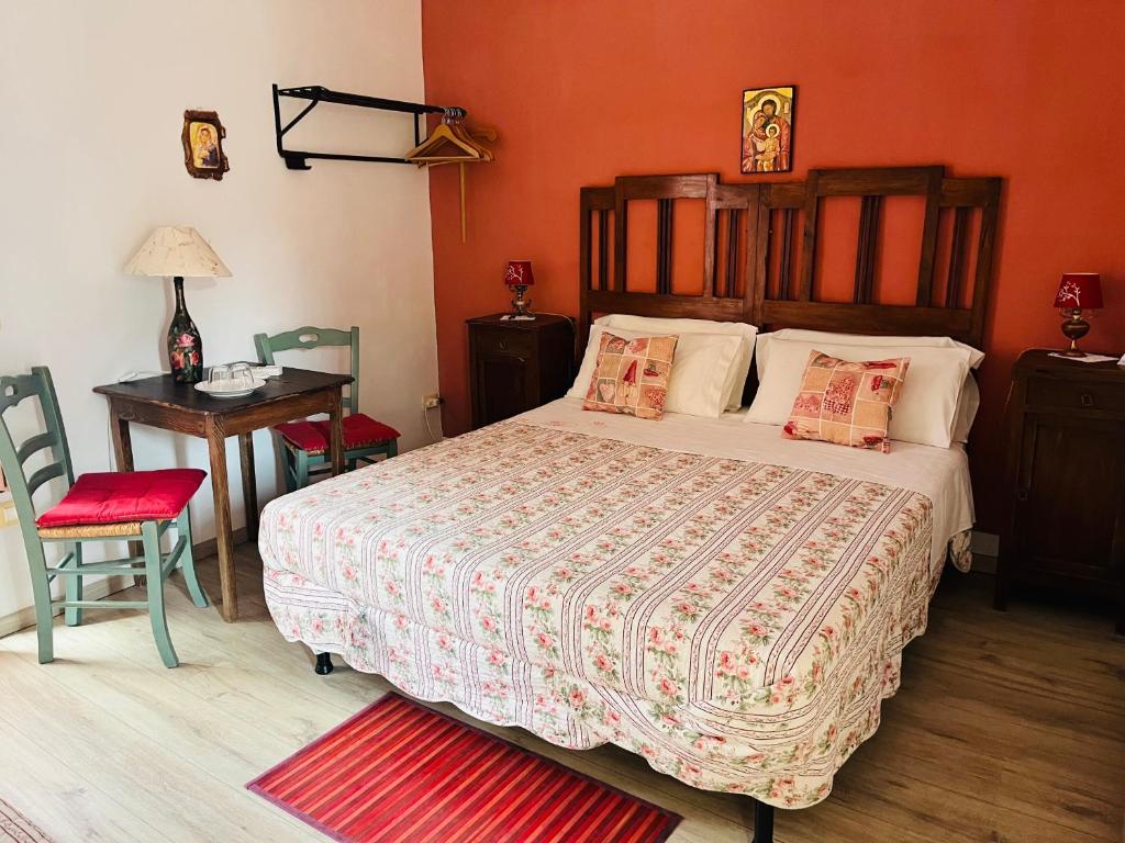 1 dormitorio con cama, mesa y escritorio en Le Terrazze Sul Pollino B&B, en Civita