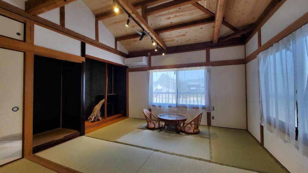 a room with a table and chairs and a window at KIRIKUSHI COASTAL VILLAGE - Vacation STAY 37273v in Kure