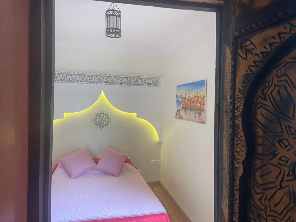 Postel nebo postele na pokoji v ubytování Le riad de Salima, Noor Es Saadi design