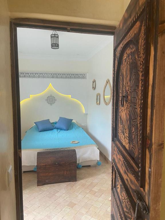 Postel nebo postele na pokoji v ubytování Le riad de Salima, Noor Es Saadi design