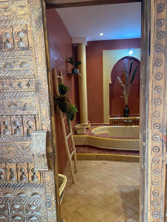 Postel nebo postele na pokoji v ubytování Le riad de Salima, Noor Es Saadi design
