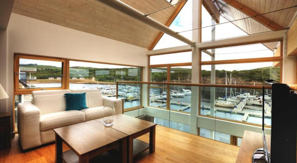 Bazén v ubytování Portavadie Loch Fyne Scotland nebo v jeho okolí