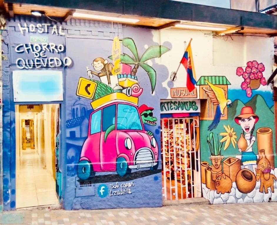 un mural de un coche en el lateral de un edificio en Hostal Chorro De Quevedo, en Bogotá