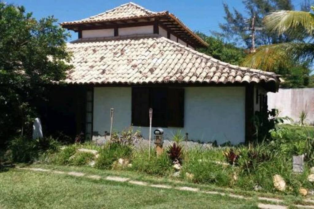 ein kleines Haus mit einem Kacheldach in der Unterkunft Praia e Churrasco em Búzios in Búzios