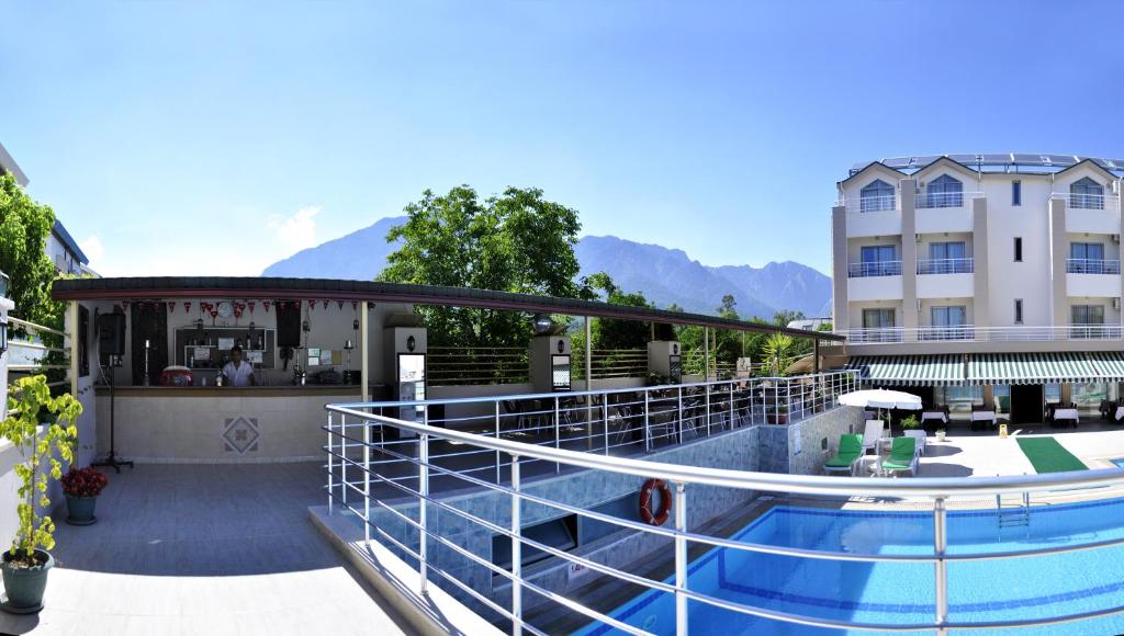 Nespecifikovaný výhled na hory nebo výhled na hory při pohledu z hotelu