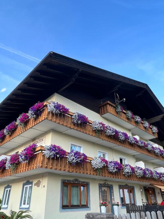 a building with flowers on a balcony at Haus Kärnten in Döbriach