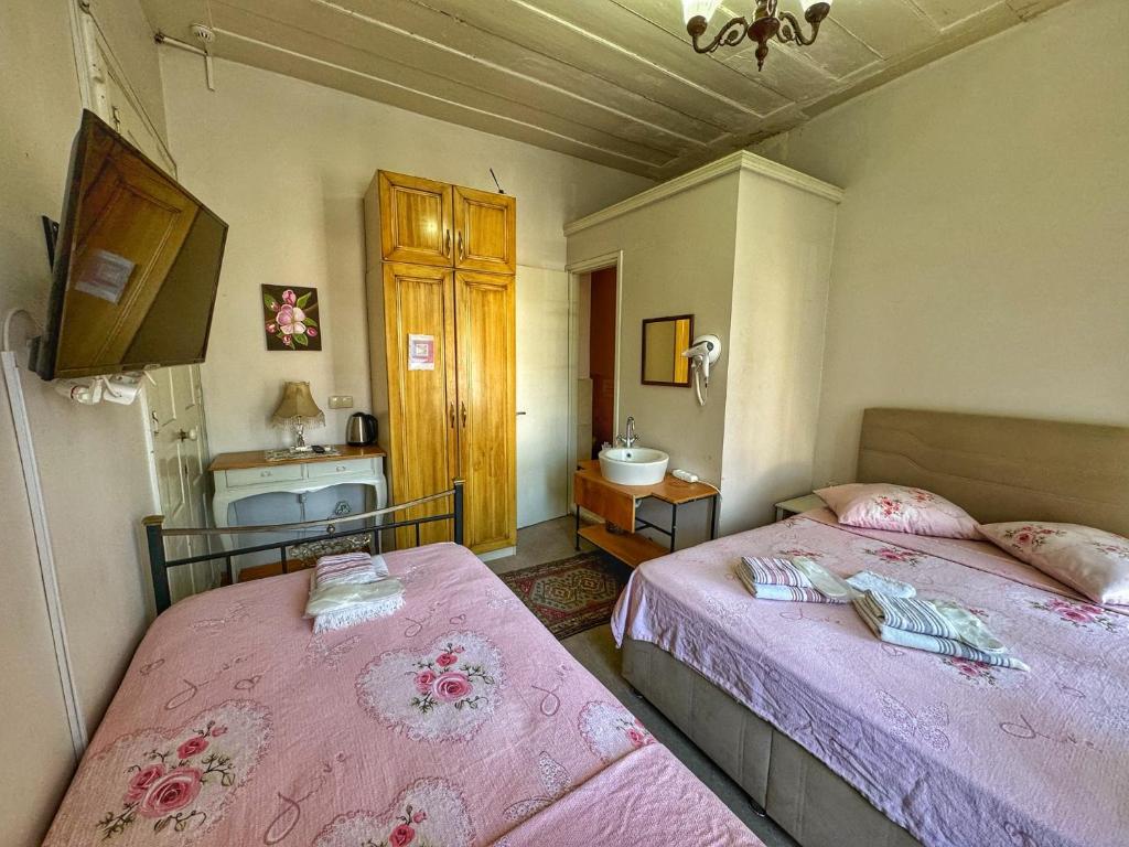 A bed or beds in a room at Eolya Konuk Evi